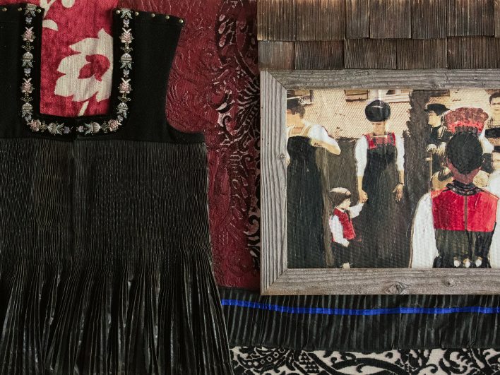 Collage aus Bregenzerwälder Tracht mit gefälteltem Rock, gerahmtem Trachtenfoto und Fassade aus Holzschindeln.