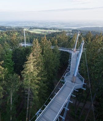 Skywalk Allgäu in Scheidegg, ein Baumwipfelpfad auf Stahlstützen hoch über dem Nadelwald mit weitem Blick ins Allgäuer Voralpenland